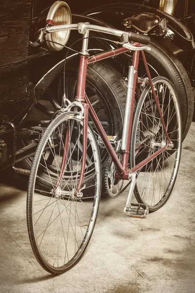 古代錆びたレーシング自転車と黒い車 — ストック写真