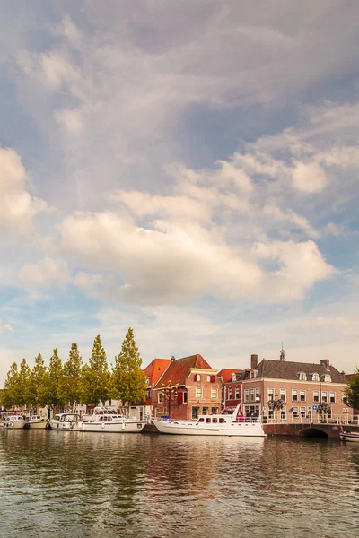 Weesp küçük şehrintarihi limanında görünümü — Stok fotoğraf