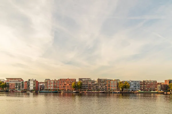 Edificios de apartamentos y casas flotantes contemporáneos en Amsterdam — Foto de Stock