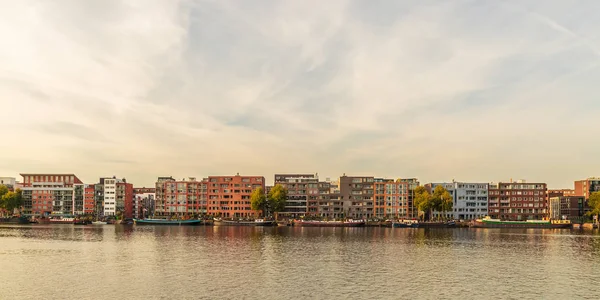 Eigentijdse appartementengebouwen en woonboten in Amsterdam — Stockfoto