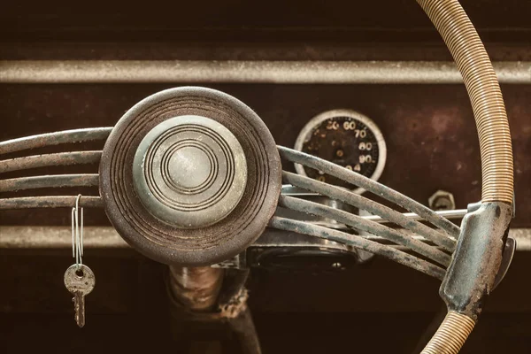 클래식 자동차의 먼지와 녹슨 인테리어 — 스톡 사진