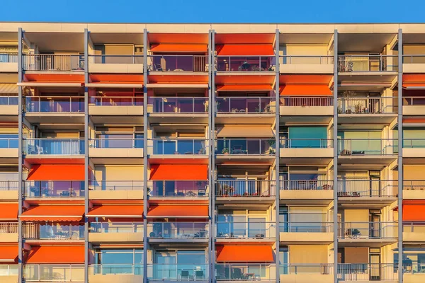 Bloc néerlandais d'appartements avec écrans solaires orange — Photo