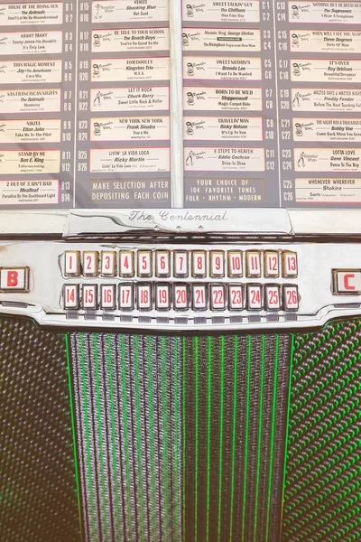 Närbild av en vintage Jukebox på en antik femtio talet till sjuttiotalet — Stockfoto