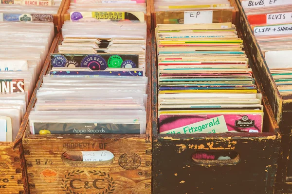 Boîtes en bois avec disques vinyle sur un marché aux puces — Photo