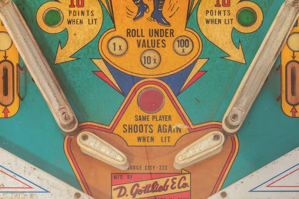 Κοντινό πάνω από μια φθαρμένη vintage φλίπερ σε ένα αποδράσεις αγορά — Φωτογραφία Αρχείου