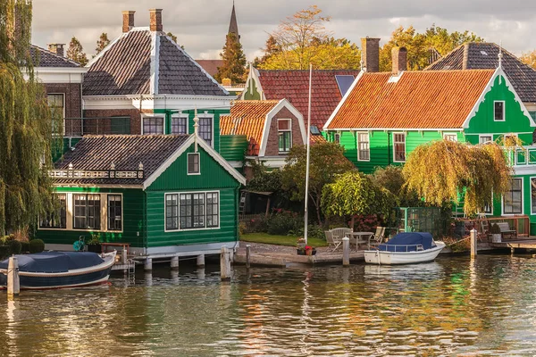 Bunte Holzhäuser auf dem holländischen zaanse schans — Stockfoto