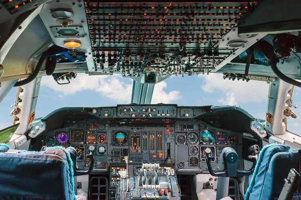 Old cockpit of a passenger airline plane — Stock Photo, Image