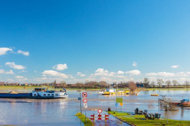 Hollanda nehri Ijssel önünde sular altında yol
