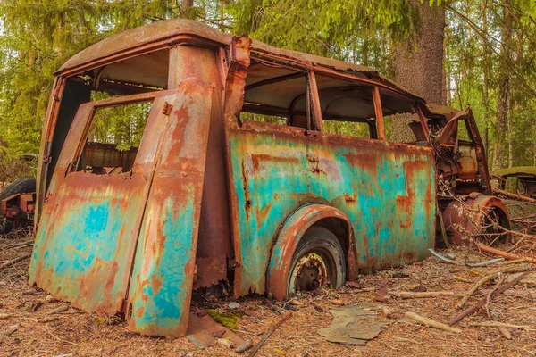 화려한 녹슨 오래된 수송 버스의 난파선 — 스톡 사진