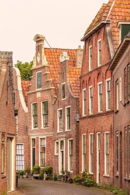Hollanda'nın Blokzijl kentindeki eski evlere bakış
