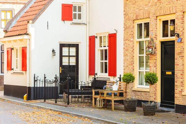 Maisons anciennes dans le village néerlandais de Harderwijk — Photo