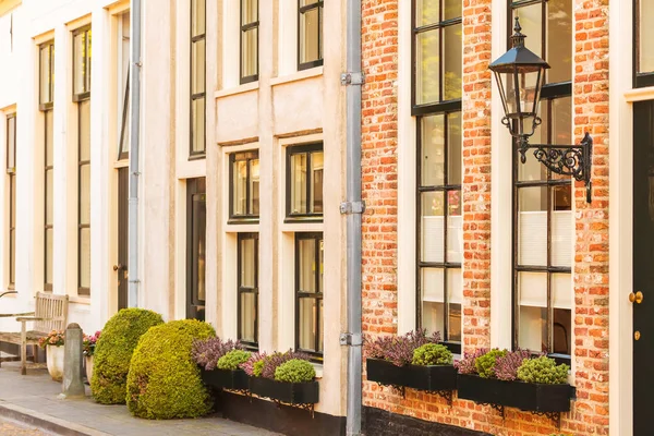 Maisons anciennes dans le village néerlandais de Harderwijk — Photo