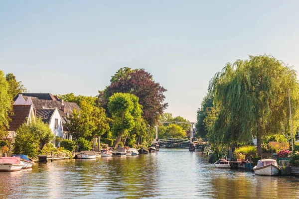 Casas históricas junto al río holandés Vecht —  Fotos de Stock