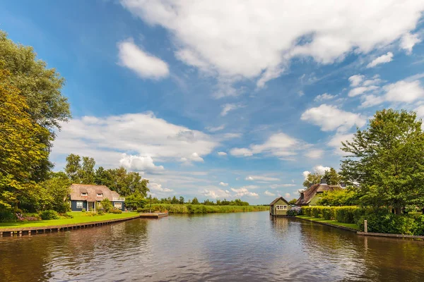 Fluss mit alten Häusern im holländischen Nationalpark weerribben — Stockfoto