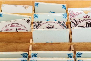 Bir kaçan pazarda satılık Antik taş Hollanda karoları