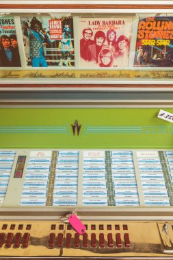 Bir kaçmak pazarında bir ekranda vinil pikap kayıtları ile Jukebox