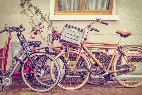 Imagen de estilo retro de bicicletas holandesas en Ámsterdam —  Fotos de Stock