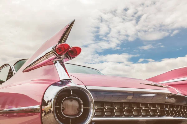 Posteriore di una Cadillac classica rosa — Foto Stock