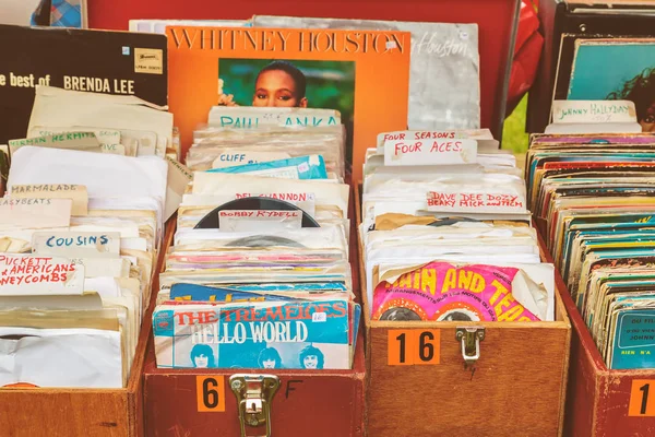Boîtes en bois avec disques vinyle sur un marché en fuite — Photo