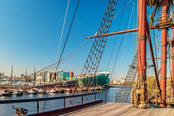 Pohled v holandském muzeu Němce z historické jachtařské lodi v Amsterdamu — Stock fotografie