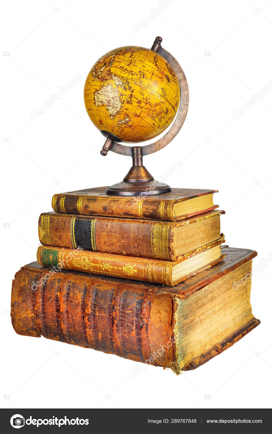 Куча Старых Подержанных Книг С Древним Глобусом Изолированы На.
