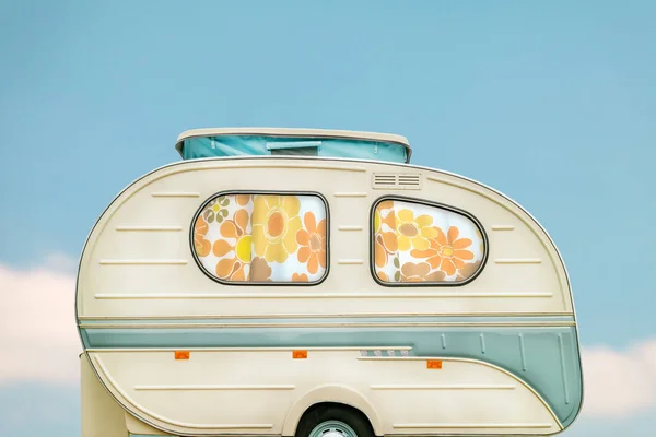 Vintage seventies caravane blanche devant un ciel bleu avec clou — Photo