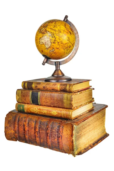 Stapel oude gebruikte boeken met oude Globe geïsoleerd op wit — Stockfoto