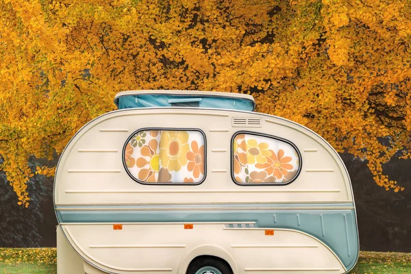 Vintage seventies caravane blanche avec rideaux de fleurs en face de — Photo