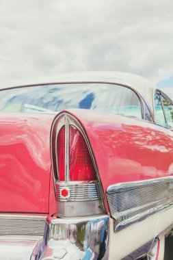 Pembe klasik bir arabanın arka ucu