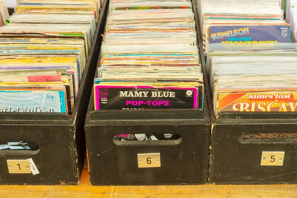 Boîtes en bois avec disques vinyle sur une ancienne cinquantaine d'années — Photo