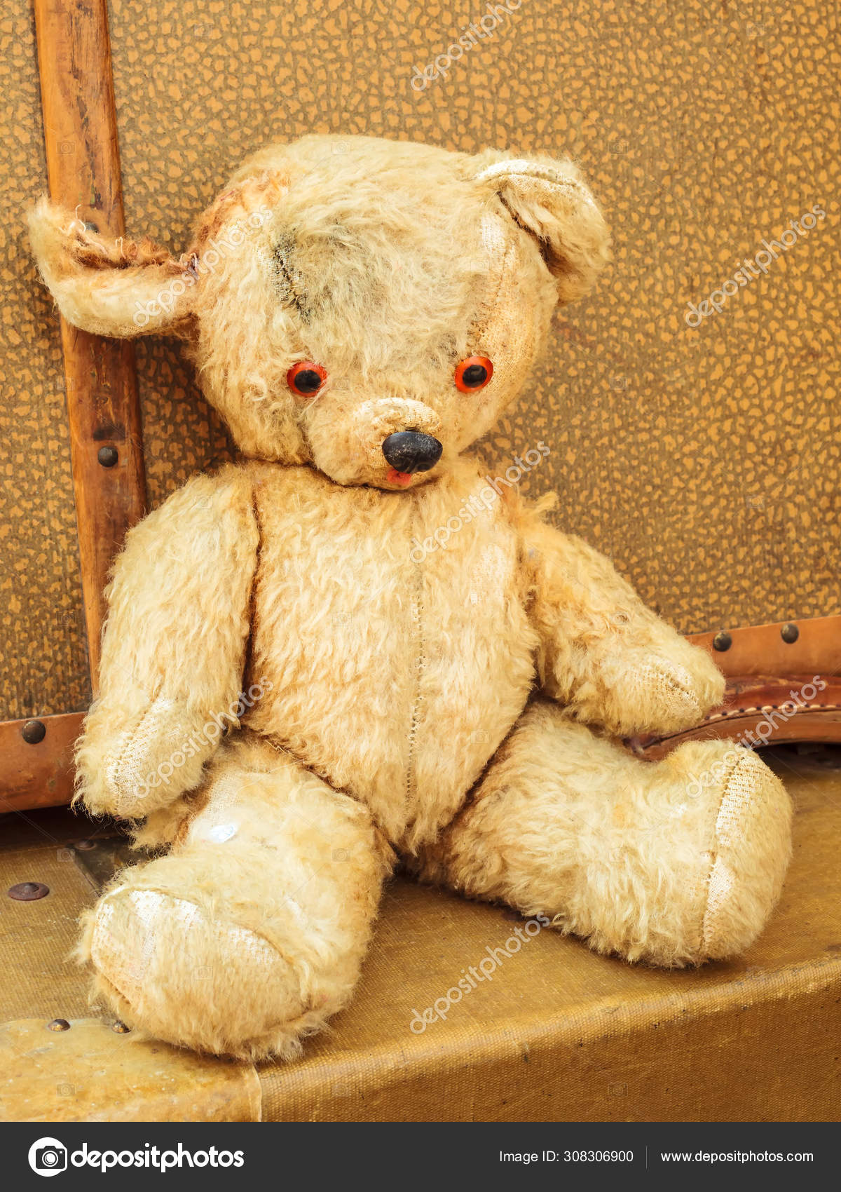 Oso de peluche vintage con maletas viejas — Foto de stock
