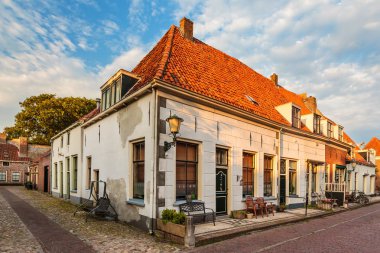 Hollanda'nın Elburg şehrindeki tipik eski şehir evleri