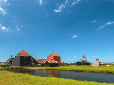 Zaanse Schans'da geleneksel Hollanda ahşap çiftliği