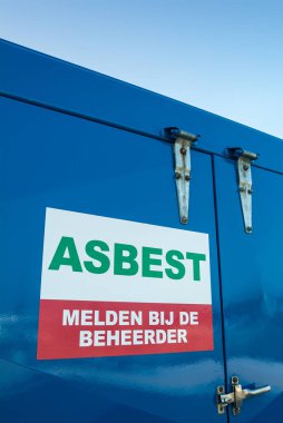 Mavi bir konteyner üzerinde Hollanda asbest işareti