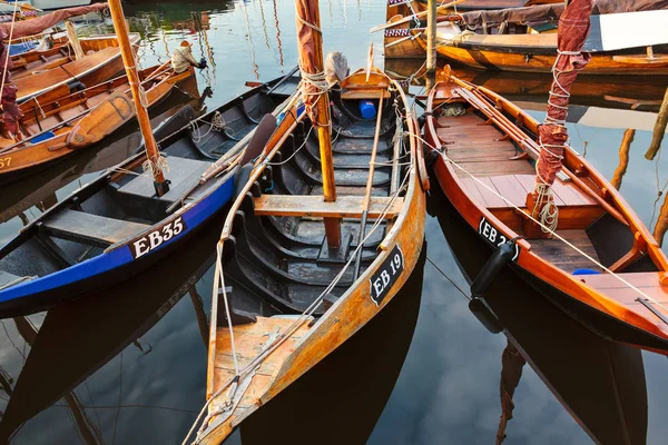 Hollanda 'da küçük ahşap balıkçı tekneleri
