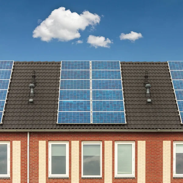 Flecha holandesa de casas nuevas con paneles solares — Foto de Stock