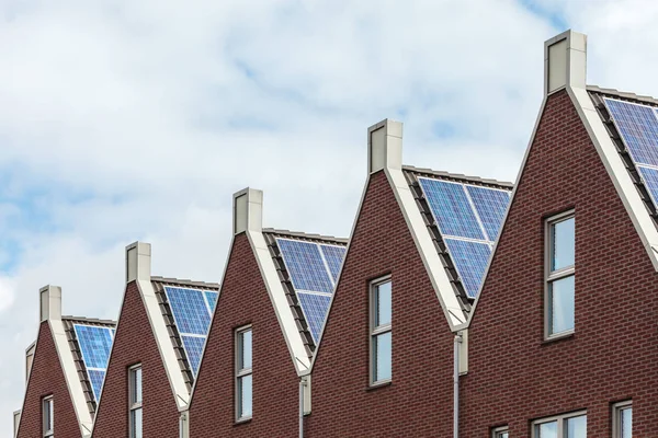 Güneş panelleri ile yeni evler Hollanda satır