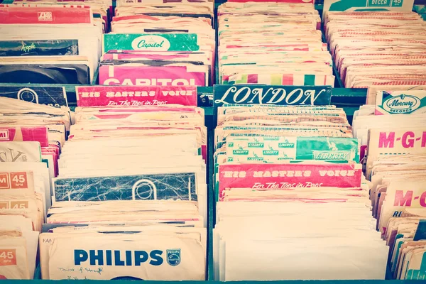 Imagen de estilo retro de cajas con discos giradiscos de vinilo en una fl — Foto de Stock