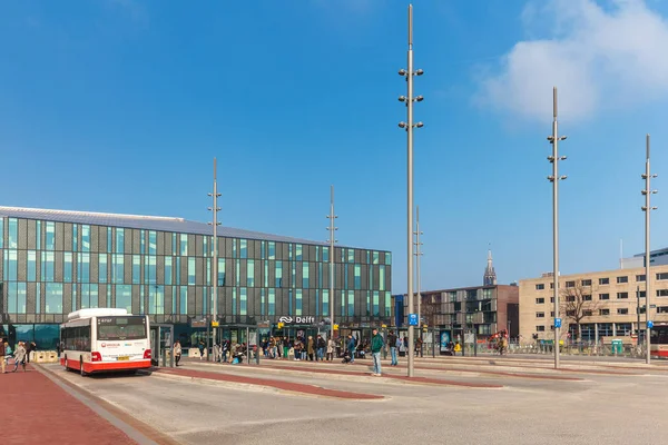 Estación de autobuses con viajeros frente a la estación de tren en Delf — Foto de Stock