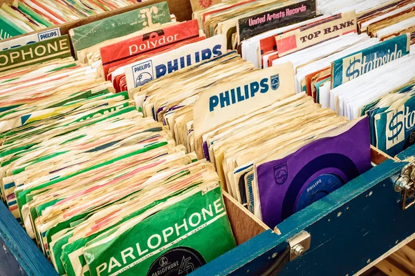 Caisses avec disques vinyle sur un marché en fuite — Photo