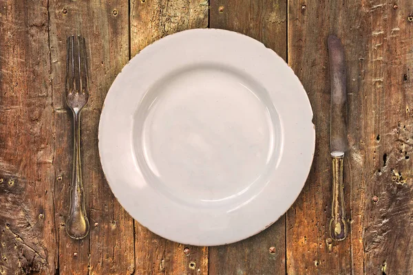 带叉子和刀的复古晚餐盘 — 图库照片