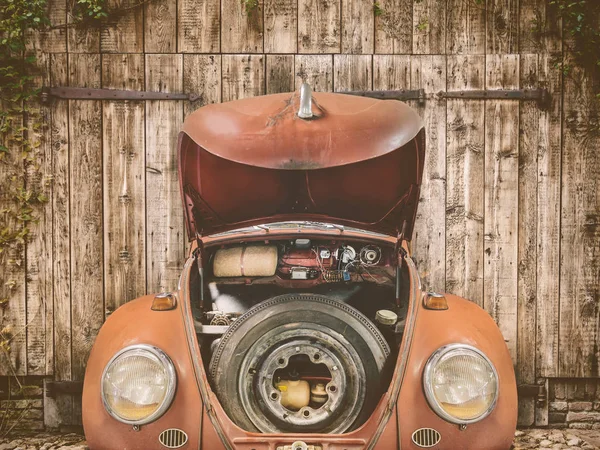 오래된 헛간 문 앞에서 녹슨 클래식 자동차 — 스톡 사진