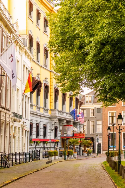 Utsikt på Lange Voorhout Street med hotell i den gamla CIT — Stockfoto