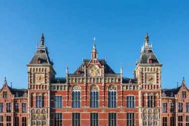 Amsterdam 'daki eski merkez tren istasyonu cephesi
