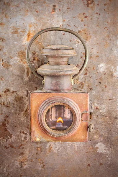 Linterna oxidada vintage sobre fondo de acero oxidado — Foto de Stock