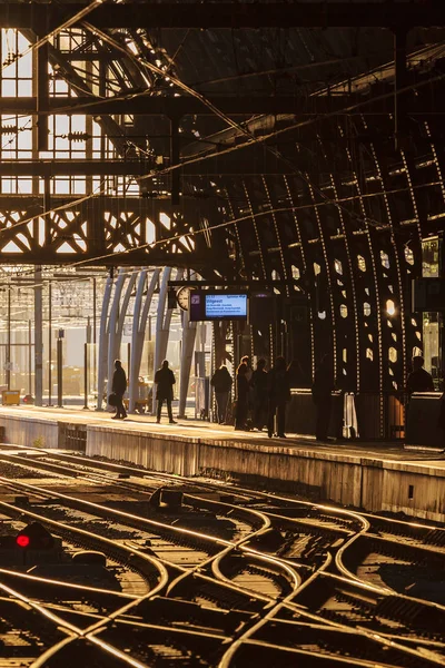 Tren istasyonunda bekleyen yolcular.