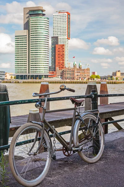 Bicicleta estacionada en Rotterdam — Foto de Stock