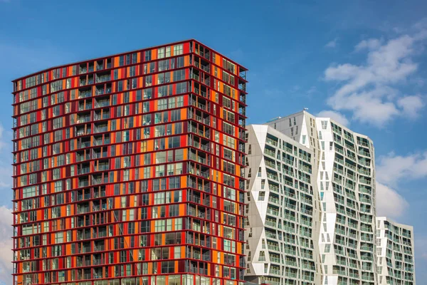 Modern apartman binaları 30 Haziran 2013 'te Rotterdam' da. Rotterdam şehir merkezinde merkez tren istasyonunun yanındaki renkli, modern apartmanlar..