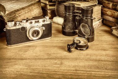 Sepia, pusula ve kitaplı kamera görüntüsü