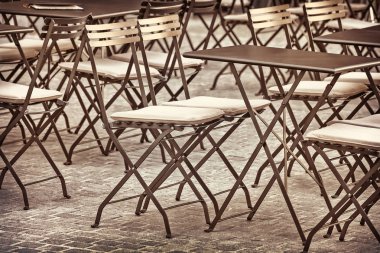 Restoran sandalyelerinin ve masaların geçmişe dönük görüntüsü